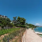 Apartment Unique Beachfront With Garden & Grill, Near Trogir