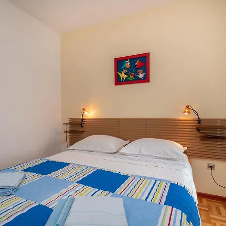 Apartment Unique Beachfront With Garden & Grill, Near Trogir