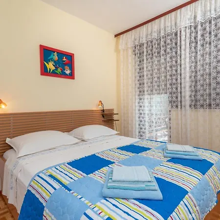 Apartman Unique Beachfront With Garden & Grill, Near