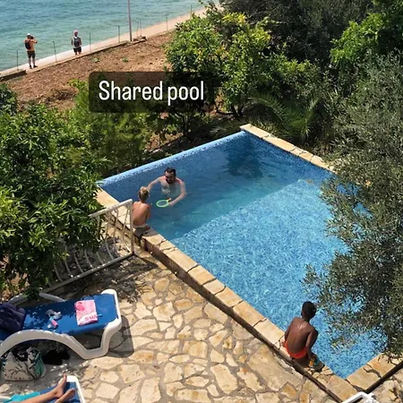 Apartment Unique Beachfront With Garden & Grill, Near Trogir
