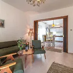Apartamento Unique Beachfront With Garden & Grill, Near Trogir
