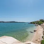 Apartamento Unique Beachfront With Garden & Grill, Near Trogir