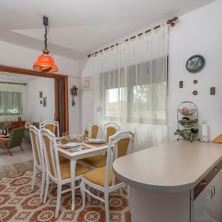 Apartament Unique Beachfront With Garden & Grill, Near