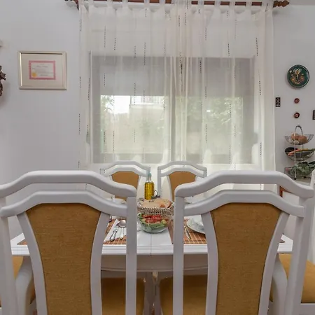 Apartamento Unique Beachfront With Garden & Grill, Near