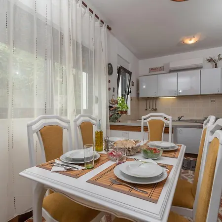 Unique Beachfront Apt With Garden & Grill, Near *