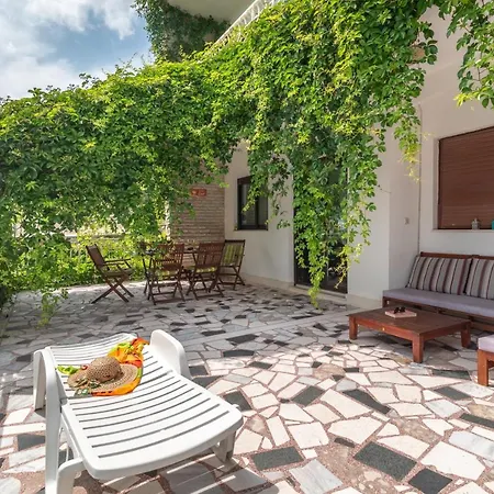 Unique Beachfront With Garden & Grill, Near Apartamento Trogir