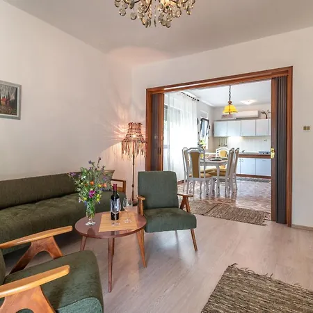 Apartament Unique Beachfront With Garden & Grill, Near Trogir