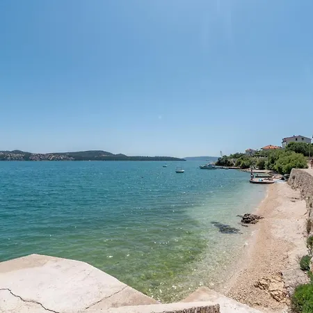 Apartament Unique Beachfront With Garden & Grill, Near Trogir