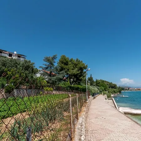 Apartament Unique Beachfront With Garden & Grill, Near Trogir