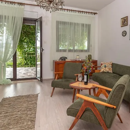 Apartament Unique Beachfront With Garden & Grill, Near