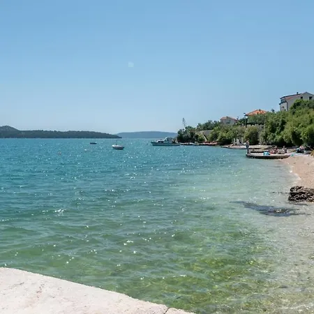 Unique Beachfront With Garden & Grill, Near Apartament