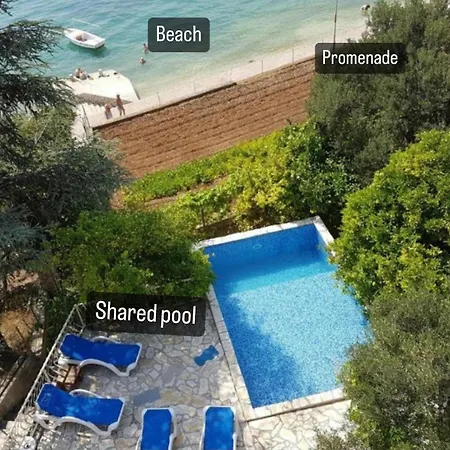 Unique Beachfront With Garden & Grill, Near Apartamento Trogir