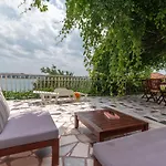 Unique Beachfront With Garden & Grill, Near טרוגיר