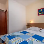 Unique Beachfront With Garden & Grill, Near טרוגיר